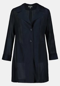 Světle modrá lehká košile-jacket s dlouhými rukávy, vypouklým límcem, předními knoflíky a poloprůhlednou texturou.