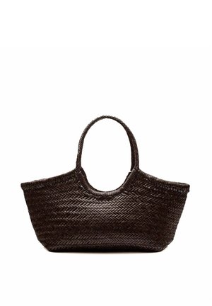 Borsa in paglia marrone intrecciata con due manici, caratterizzata da una forma ampia e arrotondata e un motivo testurizzato. Nessun accento o chiusura metallica visibile.