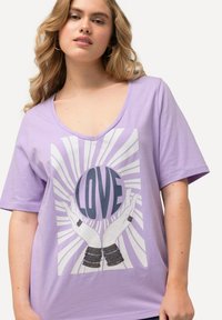 Ulla Popken LOVE SEQUINED - Triko s potiskem - lavender