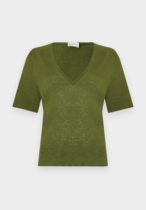 Pull vert olive à manches courtes et col en V, fabriqué en maille légère, avec bordures côtelées aux manches et à la base.