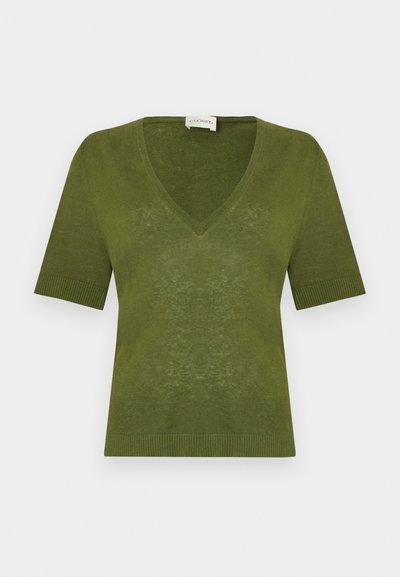 Πουλόβερ σε ελιά πράσινο με κοντά μανίκια και V-λαιμόκοψη, κατασκευασμένο από ελαφρύ πλεκτό ύφασμα, με ριμπ τελείωμα στα μανίκια και στο κάτω μέρος.