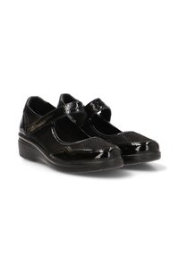 Un par de zapatos Mary Jane de charol negro con punta texturizada, correas de Velcro ajustables y suelas de cuña baja.