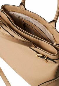 Borsa a mano in pelle marrone con hardware dorato, dotata di più scomparti e tasca interna con zip. Presenta bordi neri e una finitura testurizzata.