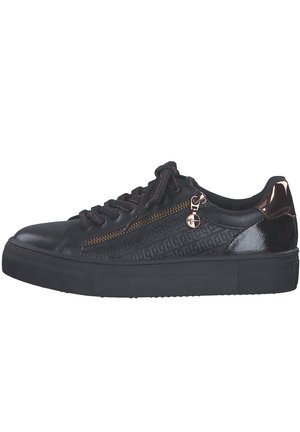 Sort lavtop sneaker med mønstret sidepanel, rosaguldfarvet lynlåsdetalje, snørelukning foran og kraftig gummisål.