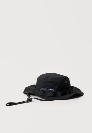 Černý široký klobouk typu bucket s nastavitelným popruhem pod bradu a jemným fialovým vyšitým nápisem na boku.