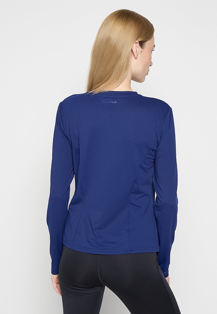 Langärmliges Sportshirt in Marineblau mit strukturiertem Stoff, rundem Ausschnitt und schmalem Schnitt, versehen mit einem Logo auf der Rückseite.