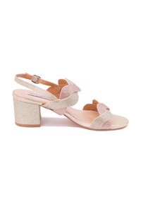 Sandalo con tacco a blocco rosa e oro, con cinturini glitterati, dettagli scintillanti e design aperto sulla punta. È inclusa una cinghia alla caviglia regolabile.