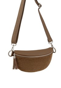 Bolso bandolera marrón con forma de media luna. Hecho de cuero y ante, con cierre de cremallera y un detalle de borlas. Incluye una correa ajustable.