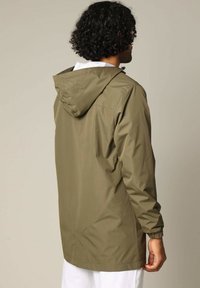 Lichte, olijfgroene regenjas gemaakt van waterafstotend materiaal; heeft een capuchon, elastische manchetten en een licht losse pasvorm.