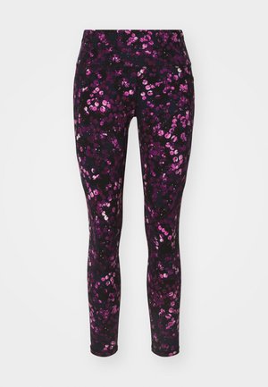 Legíny vyrobené z elastického materiálu s mramorovým vzorem v odstínech fialové a černé, s přiléhavým střihem a širokým pasem.