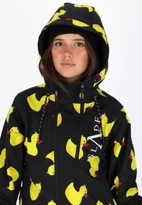 Zwarte jas met een herhaald patroon van gele rubberen eendjes, voorzien van een capuchon, ritsen, trekkoorden en een logo op de voorkant.