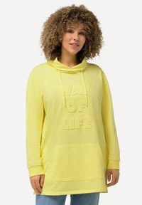 Sweat à capuche jaune avec le texte en relief "WAY OF LIFE", tissu texturé, manches longues et poche avant.