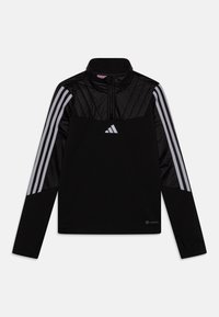 Czarna sportowa bluza z wysokim kołnierzem, półzamkiem, pikowaną górną częścią i trzema białymi paskami na każdym rękawie. Logo Adidas na środku.