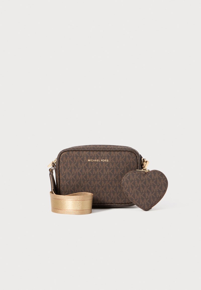 Sac cosmétique brun avec quincaillerie dorée, affichant un imprimé monogramme. Comprend une bandoulière dorée et une pochette en forme de cœur. Design compact et texturé.