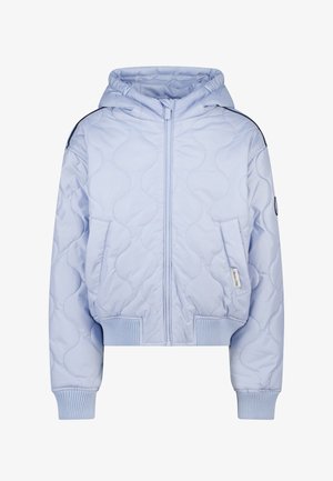 Hellblaue gesteppte Jacke mit Kapuze, Frontreißverschluss und gerippten Bündchen. Verfügt über einen kleinen Aufnäher und Seitentaschen, glatte Stoffstruktur.