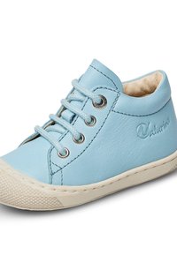 Scarpe alte in pelle azzurro chiaro con design a lacci, occhielli in argento, punta in gomma bianca e rivestimento interno morbido.