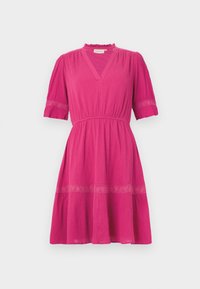 Rosa korte mouw jurk met een V-hals en een ruffel-kragen. Bevat textuurstof, een elastische taille en kantdetails near de zoom.