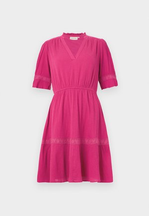 Rosa kurzärmeliges Kleid mit V-Ausschnitt und Rüschensaum. Verfügt über einen strukturierten Stoff, einen elastischen Taillenbund und Spitzenverzierungen am Saum.