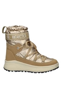 Beige isolierte Stiefel mit einem gepolsterten Satin-Obermaterial, elastischem Bund und kontrastierender Gummisohle. Verfügt über dekorative Schnürsenkel und ein Logo-Band.