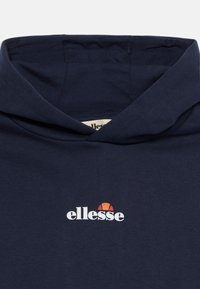 Námornícky modrá mikina s kapucňou a predným vreckom, na ktorom je logo. Materiál vyzerá byť mäkký s hladkou textúrou, s jednoduchým dizajnom a bez vzorov.