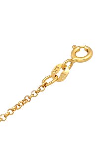 Goldene Kettenarmband mit kleinen ovalen Gliedern, einem Hakenverschluss und einem Etikett, das "925" markiert ist. Glatte Textur mit glänzendem Finish.