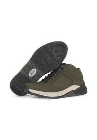 Groene suede wandelschoenen met zwarte accenten, voorzien van een getextureerde rubberen zool en een gevoerde tussenzool voor comfort en grip.
