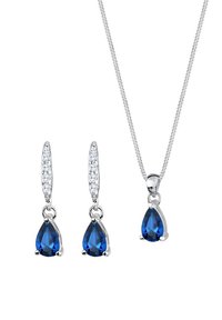 Srebrny zestaw biżuterii z perłowymi, niebieskimi kamieniami i przejrzystymi akcentami; zawiera kolczyki wiszące i dopasowany naszyjnik z łańcuszkiem.