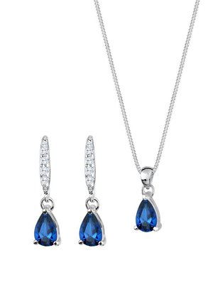 Set di gioielli in tono argento con pietre blu a forma di pera e dettagli trasparenti, comprensivo di orecchini a goccia coordinati e una collana con catena.