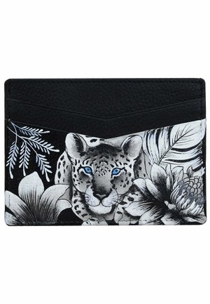 Schwarzer Lederkartenhalter mit detaillierten grauen Blumenmustern und einem Leopardenkopf mit auffälligen blauen Augen. Dünnes, elegantes Design mit strukturiertem Finish.