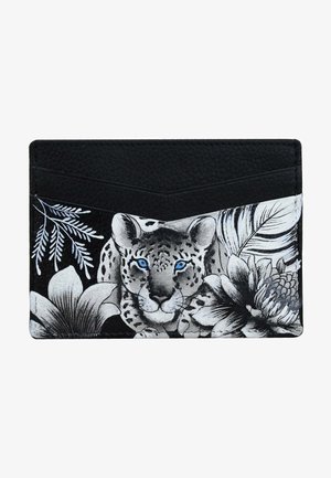 Schwarzer Lederkartenhalter mit detaillierten grauen Blumenmustern und einem Leopardenkopf mit auffälligen blauen Augen. Dünnes, elegantes Design mit strukturiertem Finish.