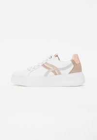 Vita sneakers med texturerad design, metallisk silver- och roséguld-accenter, mocka hälflik och tjock vit sula för ökad komfort.