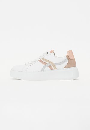 Bílé tenisky s texturovaným designem, kovovými akcenty v stříbrné a růžově zlaté barvě, semišovým patním tabem a silnou bílou podrážkou pro větší pohodlí.