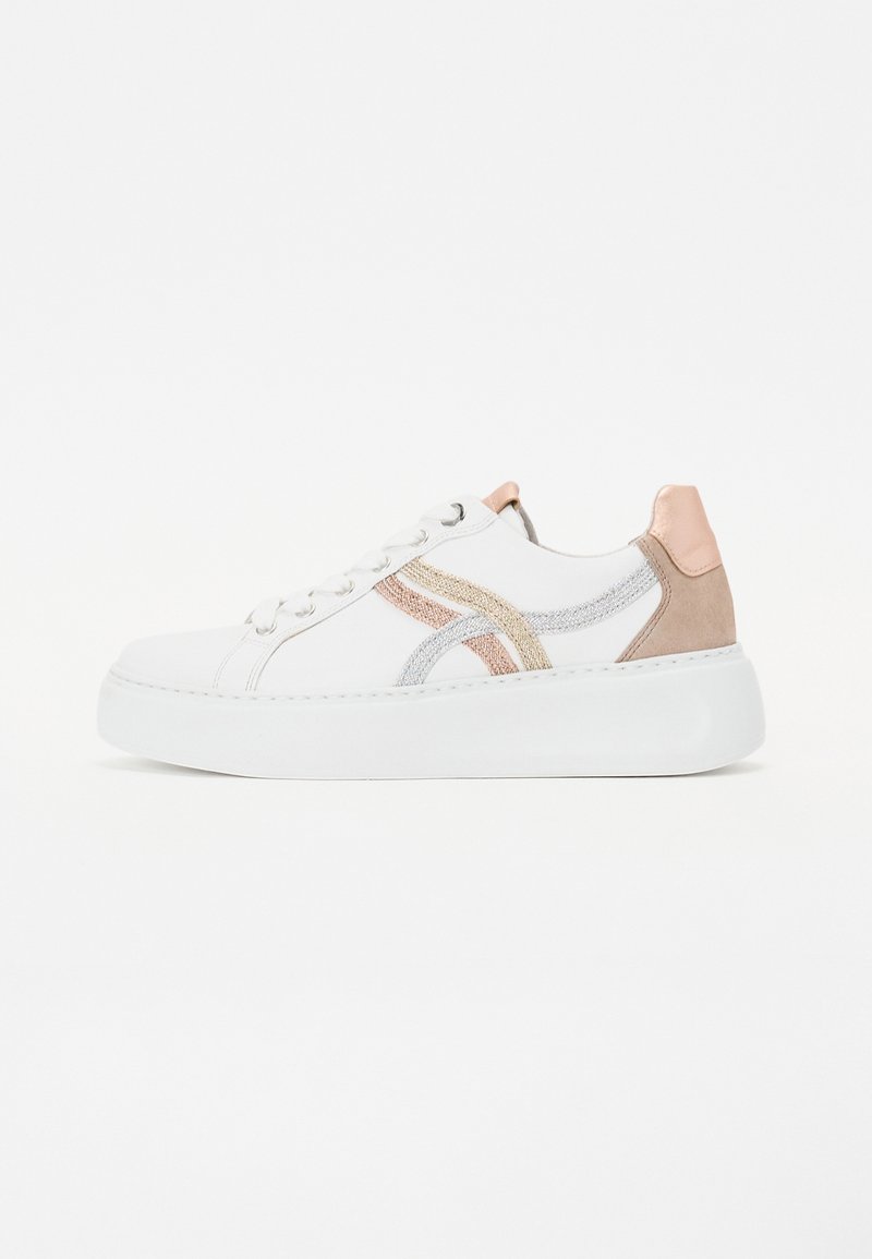 Vita sneakers med texturerad design, metallisk silver- och roséguld-accenter, mocka hälflik och tjock vit sula för ökad komfort.