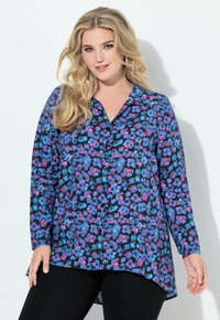 Långärmad knapp-up skjorta i svart med ett blomm önster i blå, lila och rosa nyanser. Har en rundad nederkant och krage.