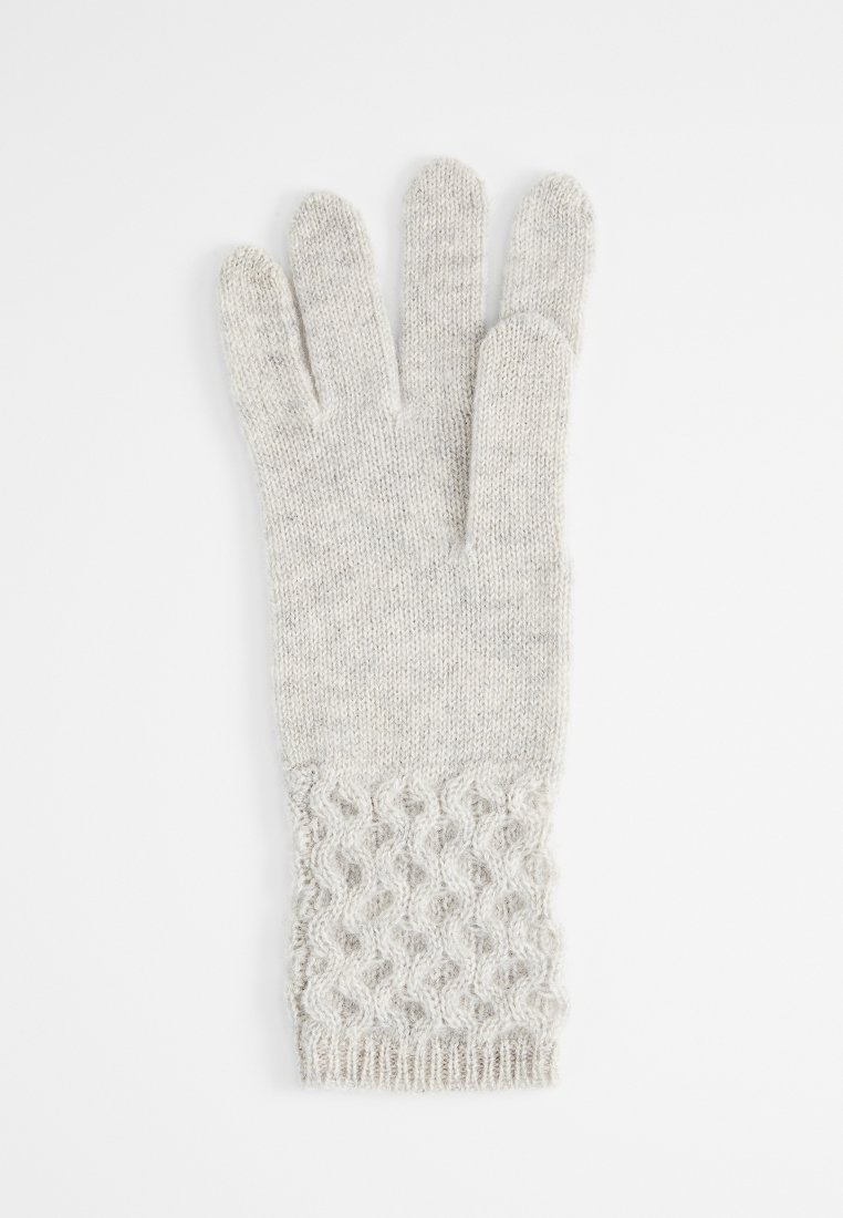 Cremefarbener Handschuh aus gestricktem Material mit gerippter Textur. Verfügt über ein wellenförmiges Muster im Bereich des Handgelenks und hat ein Fünf-Finger-Design.