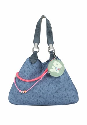 Blaue Handtasche mit Snoopy-Gesichtern gemustert, dunkelblaue Träger mit weißen Schlaufen, verziert mit rosa Band und einem runden grünen Anhänger mit dem Text "YO".