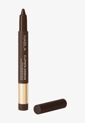 Bruine potlood met een spitse punt, gelabeld "NABLA CUPID's ARROW," met een gouden accent aan de onderkant. De dop ligt naast het potlood.