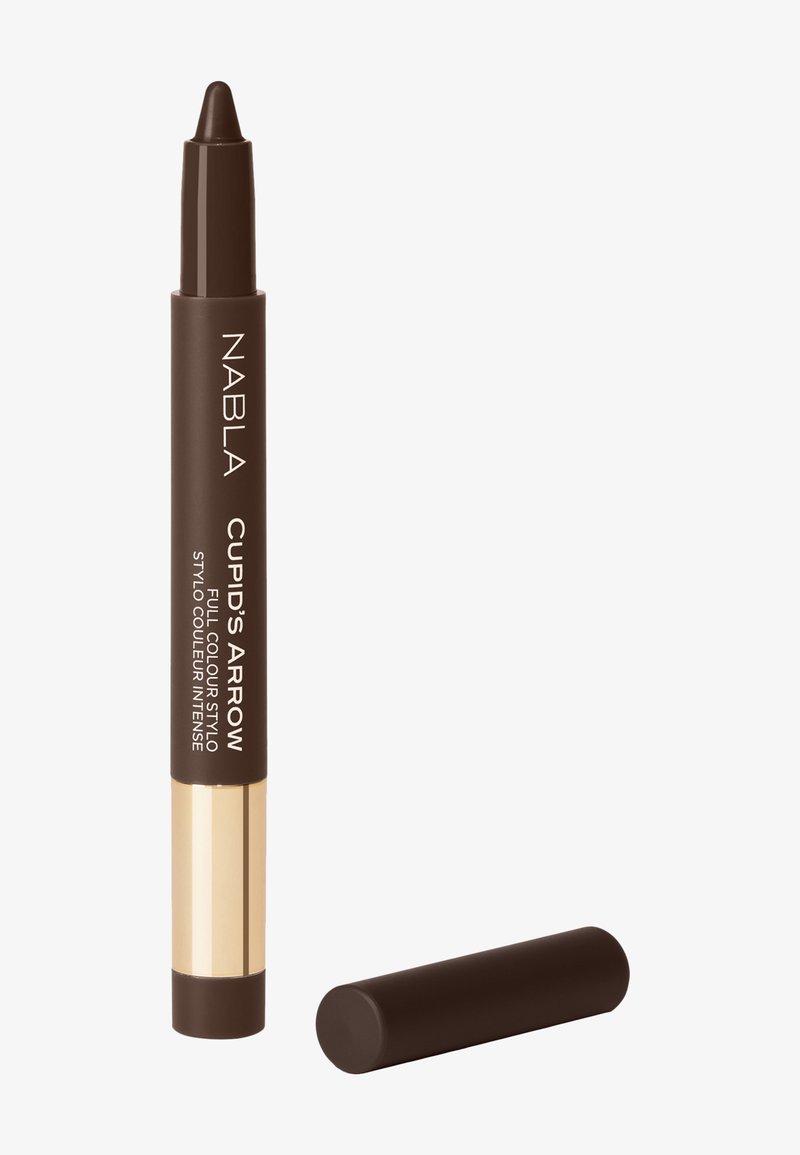 Brauner Bleistift mit einer spitzen Spitze, beschriftet mit "NABLA CUPID's ARROW", mit einem goldenen Akzent am Ende. Die Kappe liegt neben dem Bleistift.