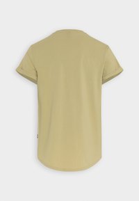 Tričko s krátkým rukávem v jemném olivově zeleném odstínu. Měkká, hladká textura s kulatým lemem a ohrnutými rukávy. Minimalistický design.