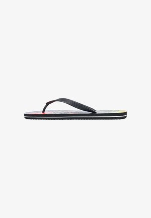 Tongs noires avec des brides texturées, une semelle intérieure à motifs multicolores et une semelle noire avec des détails blancs et texturés.