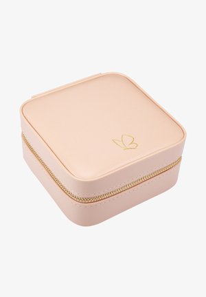 Estuche de joyería cuadrado de imitación de cuero rosa con un zipper dorado, que presenta un sutil logo de mariposa en la parte superior y una textura suave.