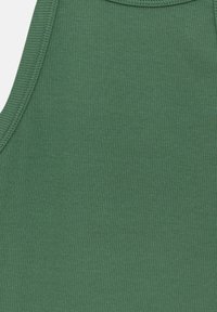 Zelený pruhovaný top na ramínka s hladkou strukturou a klasickým designem. Materiál má měkký a prodyšný povrch, ideální pro vrstvení.