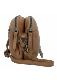 Borsa a tracolla in pelle tan con due scomparti con zip, hardware in argento e tracolla regolabile. Texture liscia e design minimalista.