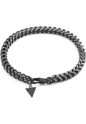 Bracelet chaîne en métal noir avec des maillons épais et un petit pendentif logo Guess triangulaire près du fermoir.