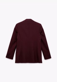 Bordeaux blazer med glat stof, struktureret design, reverskrave og enkel knap ved ærmerne. Bagpå har den en skræddersyet pasform og sømdetaljer.