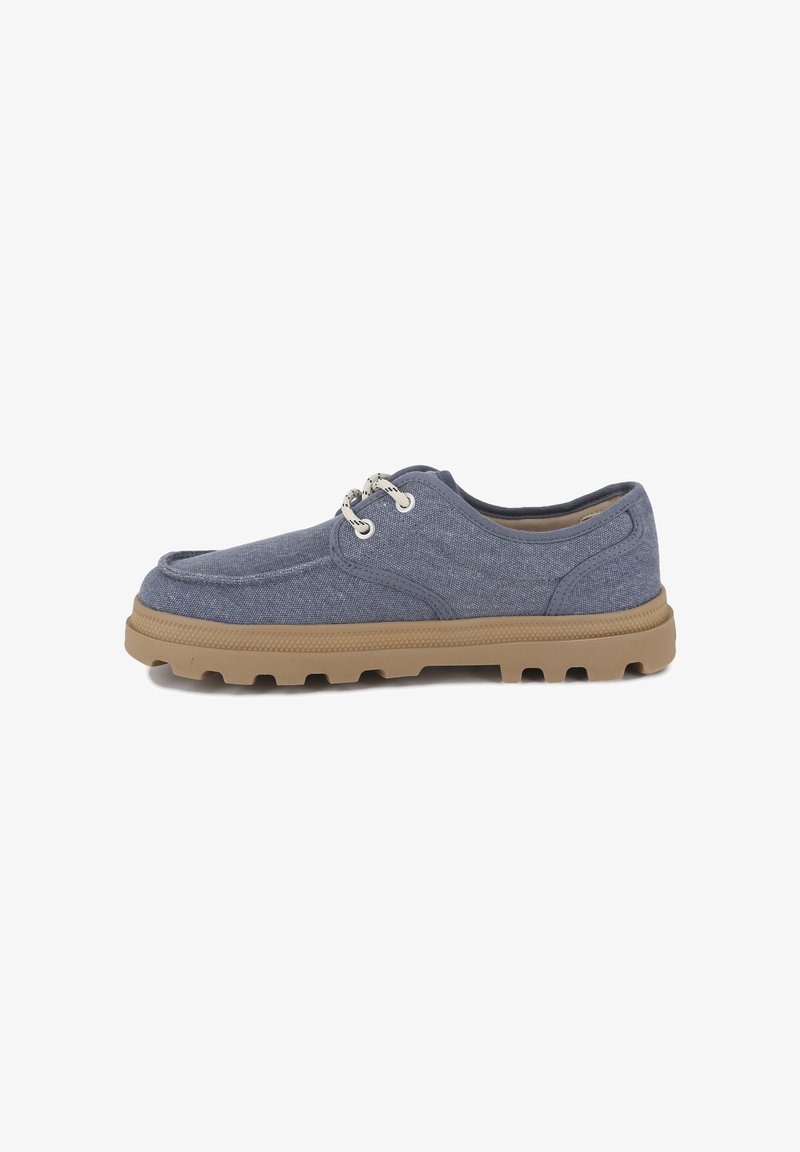 Chaussures en toile bleu marine avec un bout rond, une semelle en caoutchouc marron clair équipée de rainures antidérapantes, et des lacets blancs passant par des œillets métalliques.