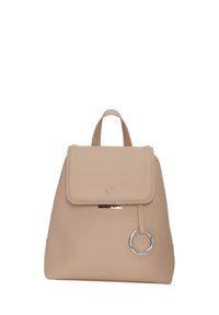 Zaino beige con chiusura a pattina, accentatura metallica circolare e maniglia superiore. Realizzato in materiale liscio con dettagli di cucitura.