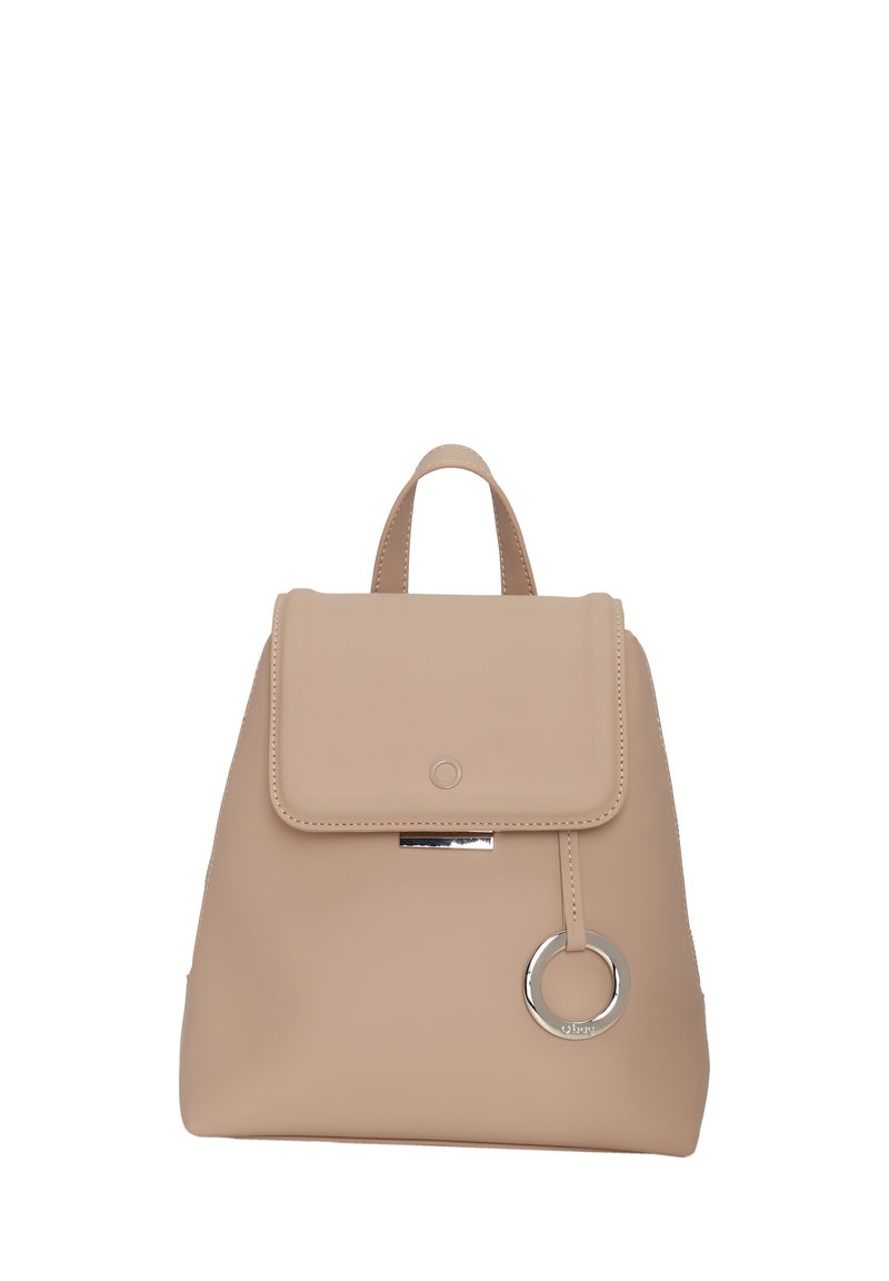 Zaino beige con chiusura a pattina, accentatura metallica circolare e maniglia superiore. Realizzato in materiale liscio con dettagli di cucitura.