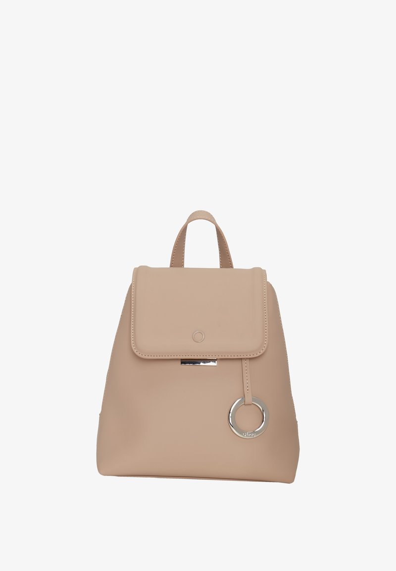 Beige rugzak met een klep-sluiting, ronde metalen accent en een handvat aan de bovenkant. Gemaakt van glad materiaal met stikdetails.