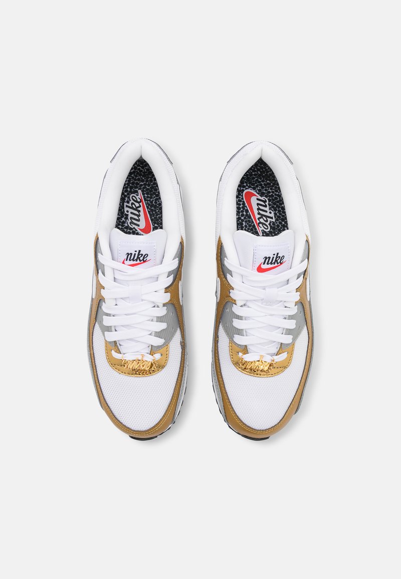 Damen Sneaker low | Nike Sportswear AIR MAX 90 SE Sneaker low white/metallic gold/metallic silver/black/habanero red/weiß - IL29 Damen Sneaker low | Nike Sportswear AIR MAX 90 SE Sneaker low white/metallic gold/metallic silver/black/habanero red/weiß - IL29